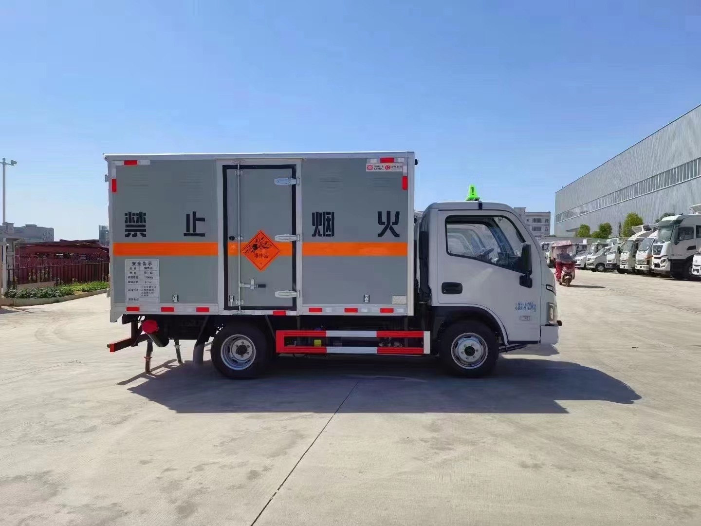 躍進(jìn)福運(yùn)爆破器材運(yùn)輸車