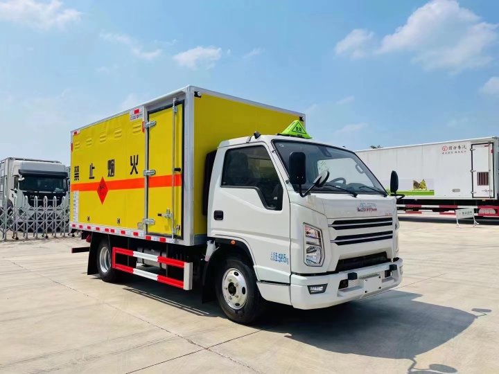 江鈴順達黃牌2.4噸爆破器材運輸車