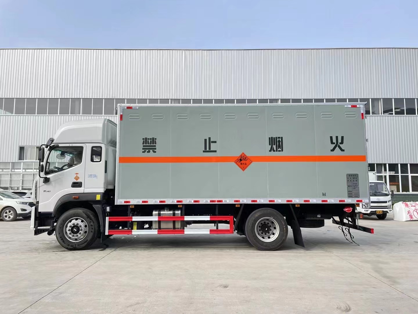 福田歐航10噸炸藥車高頂雙臥爆破車/