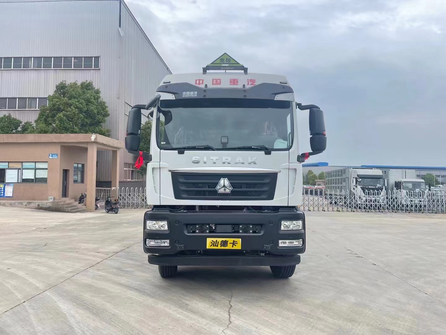 重汽汕德卡9.6米煙花爆竹運輸車