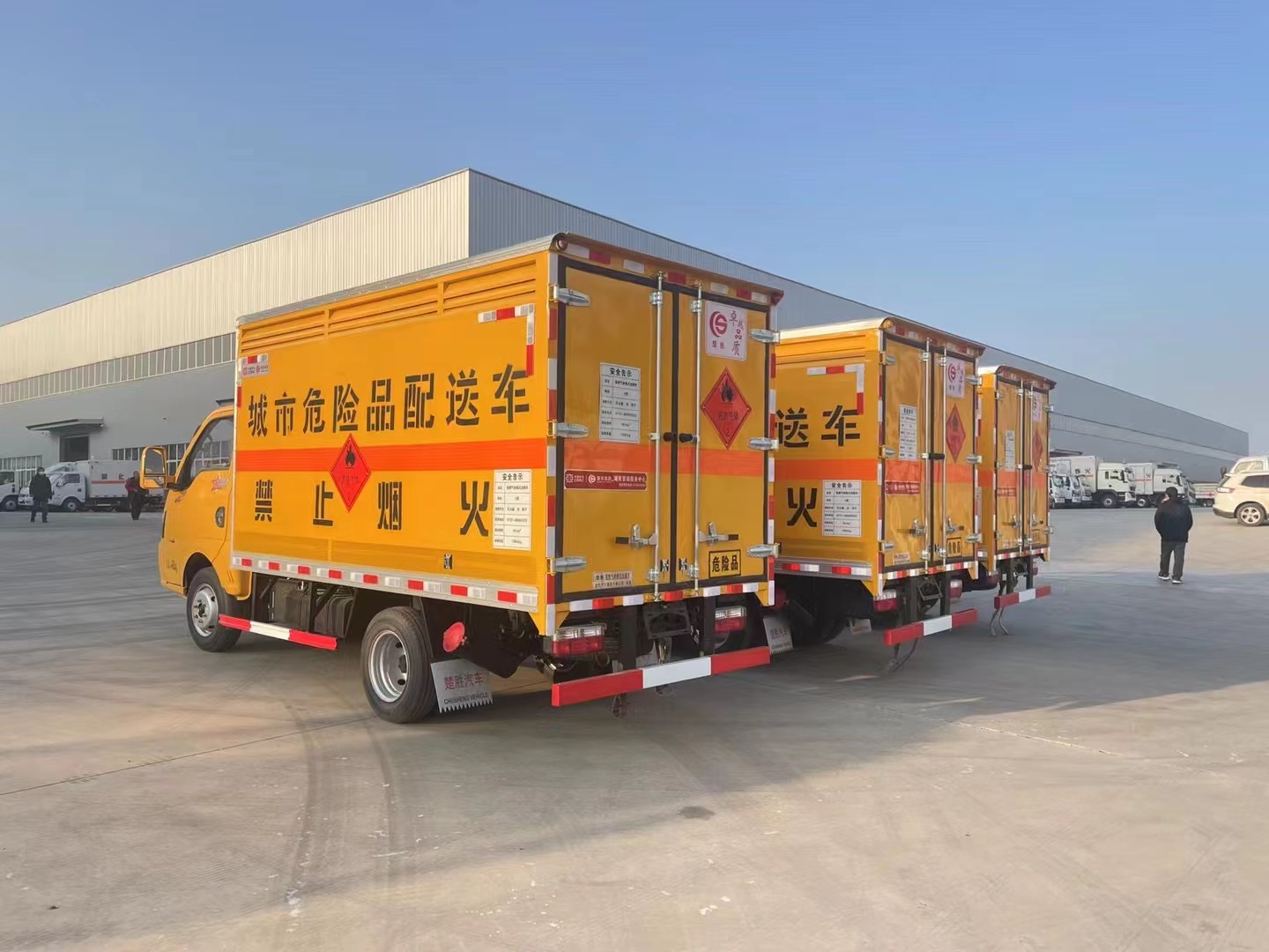 東風途逸柴油版3.8米易燃氣體廂式運輸車