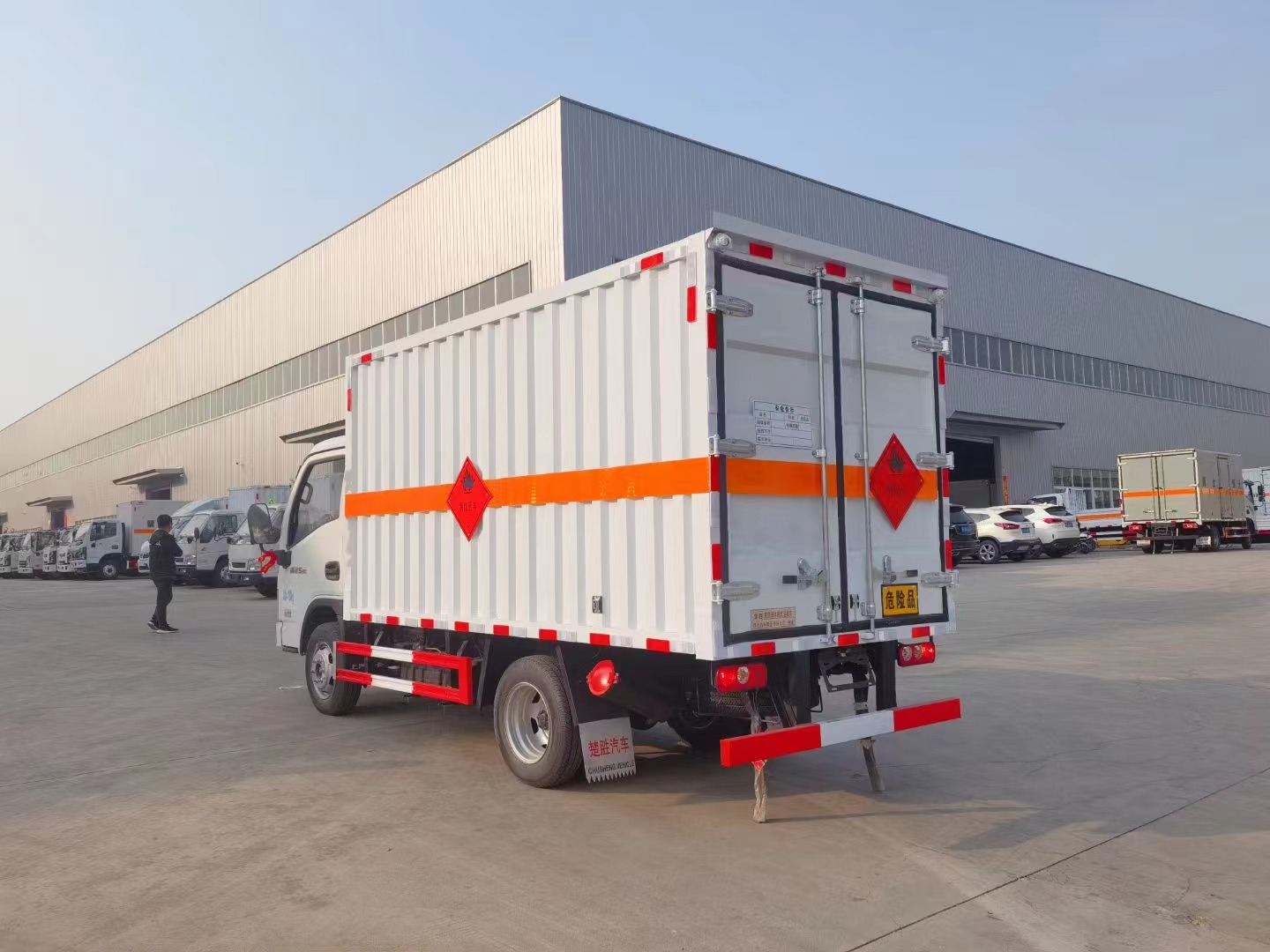 躍進(jìn)S80柴油版3.4米易燃?xì)怏w廂式運(yùn)輸車