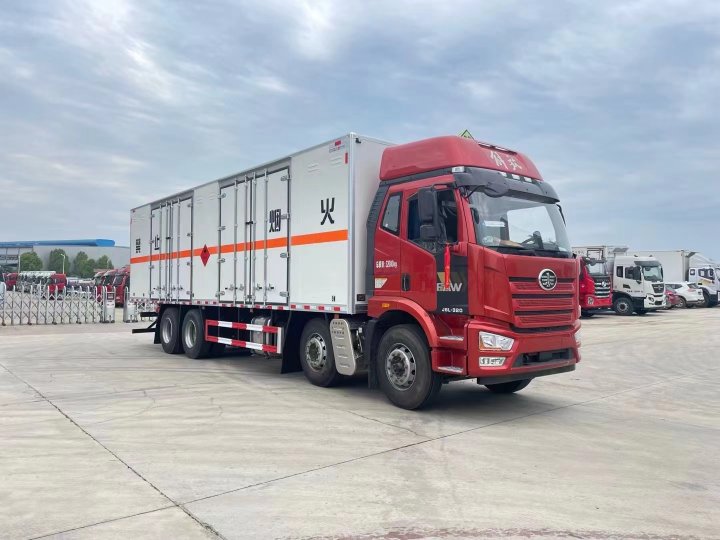 解放9.6米氣體廂式運(yùn)輸車