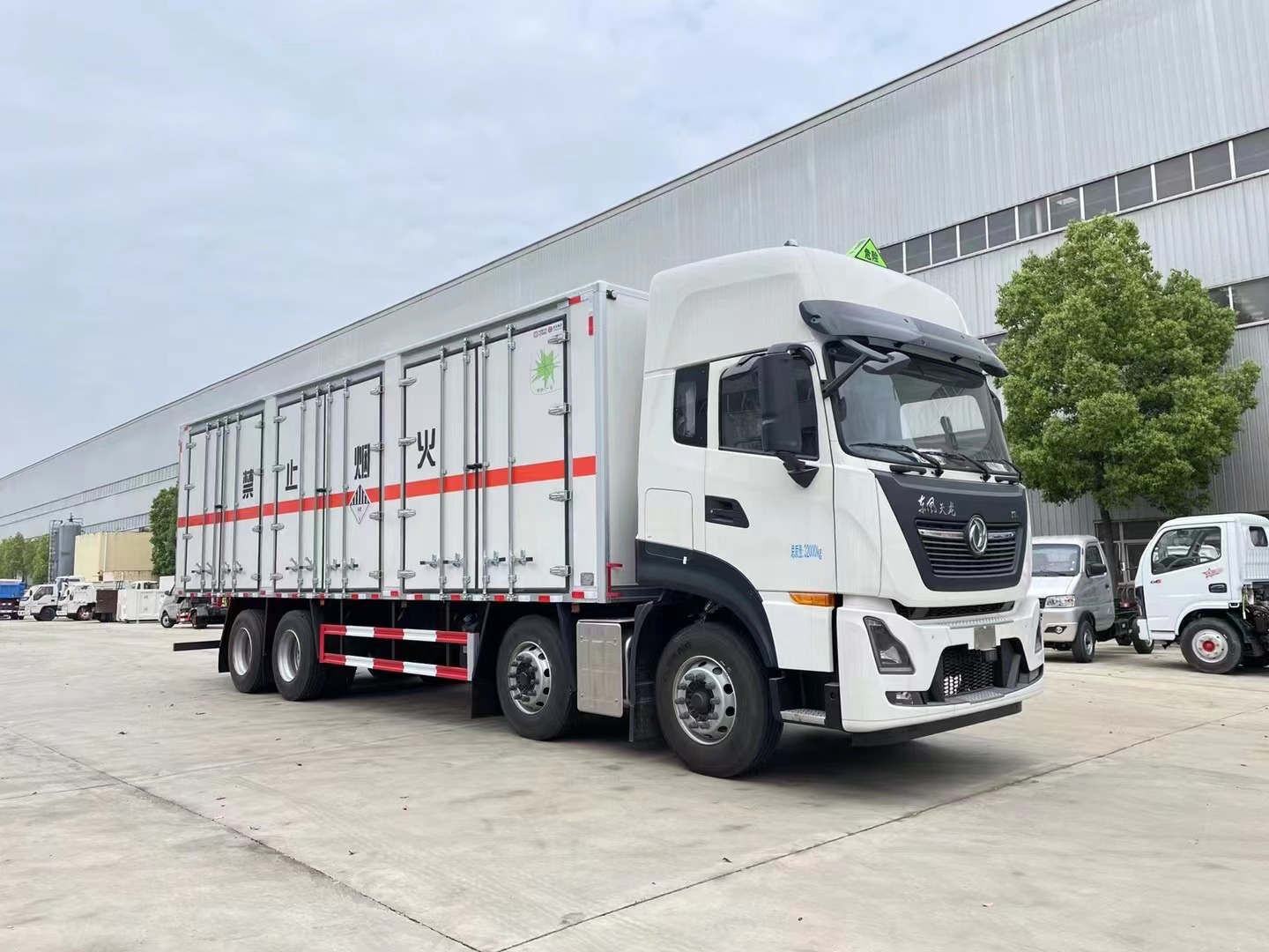 東風(fēng)天龍9.4米雜項(xiàng)危廢車