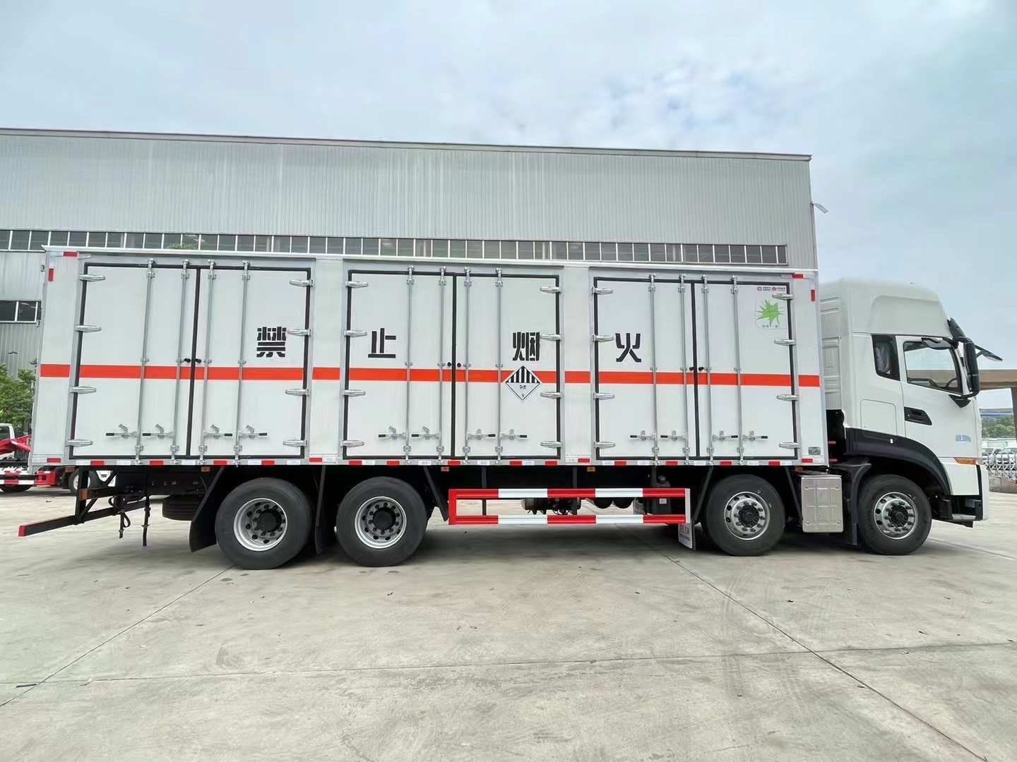 東風(fēng)天龍9.4米雜項(xiàng)危廢車