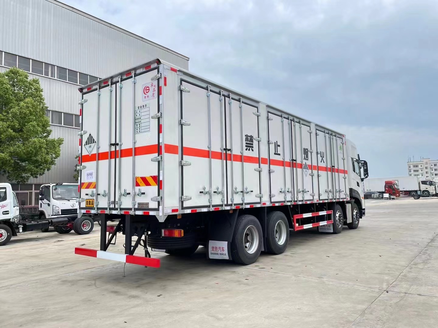 東風(fēng)天龍9.4米雜項(xiàng)危廢車