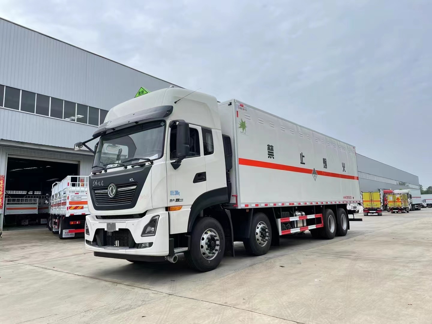 東風(fēng)天龍9.4米雜項(xiàng)危廢車