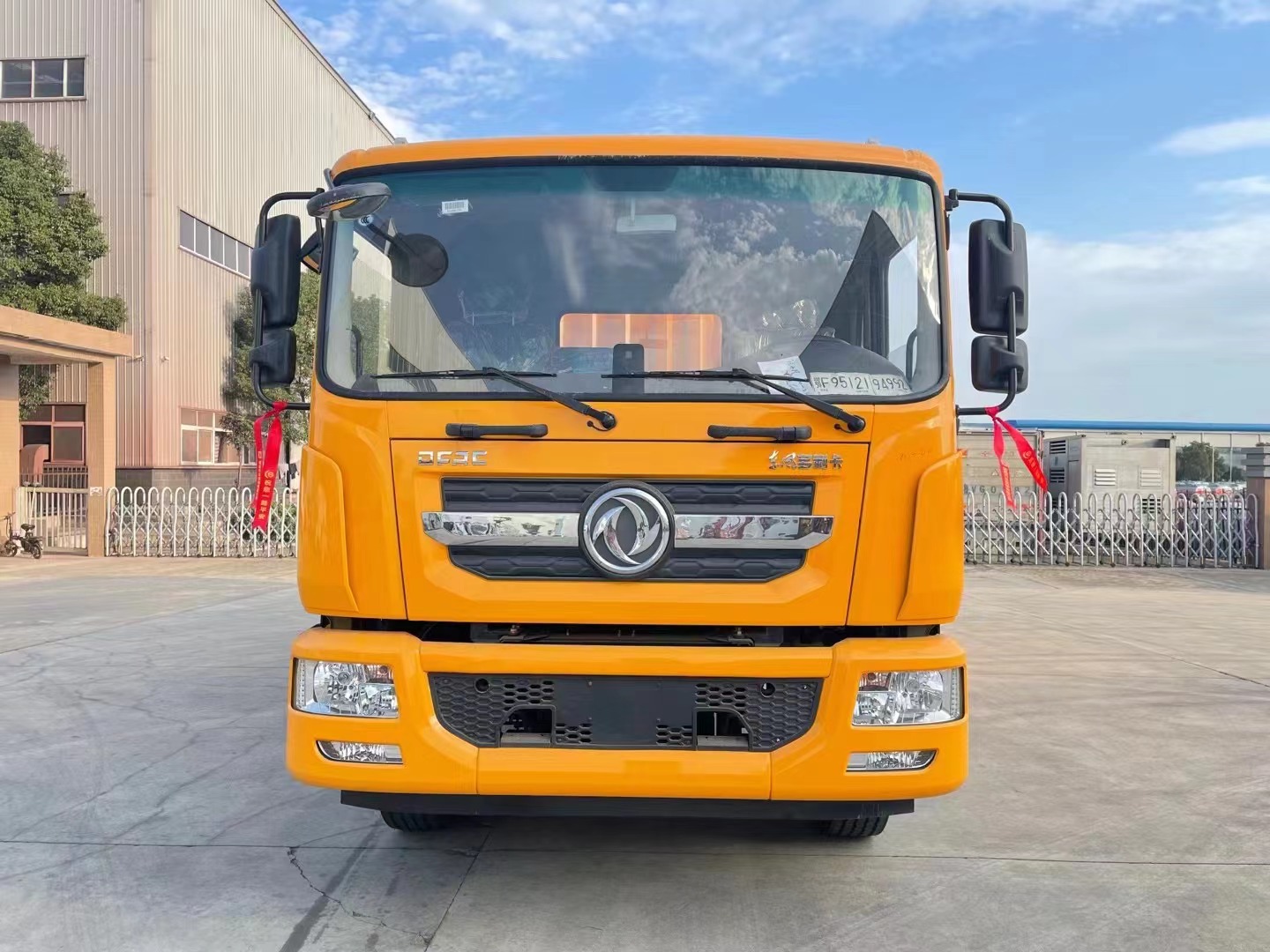 東風多利卡7.6米氣體廂式車