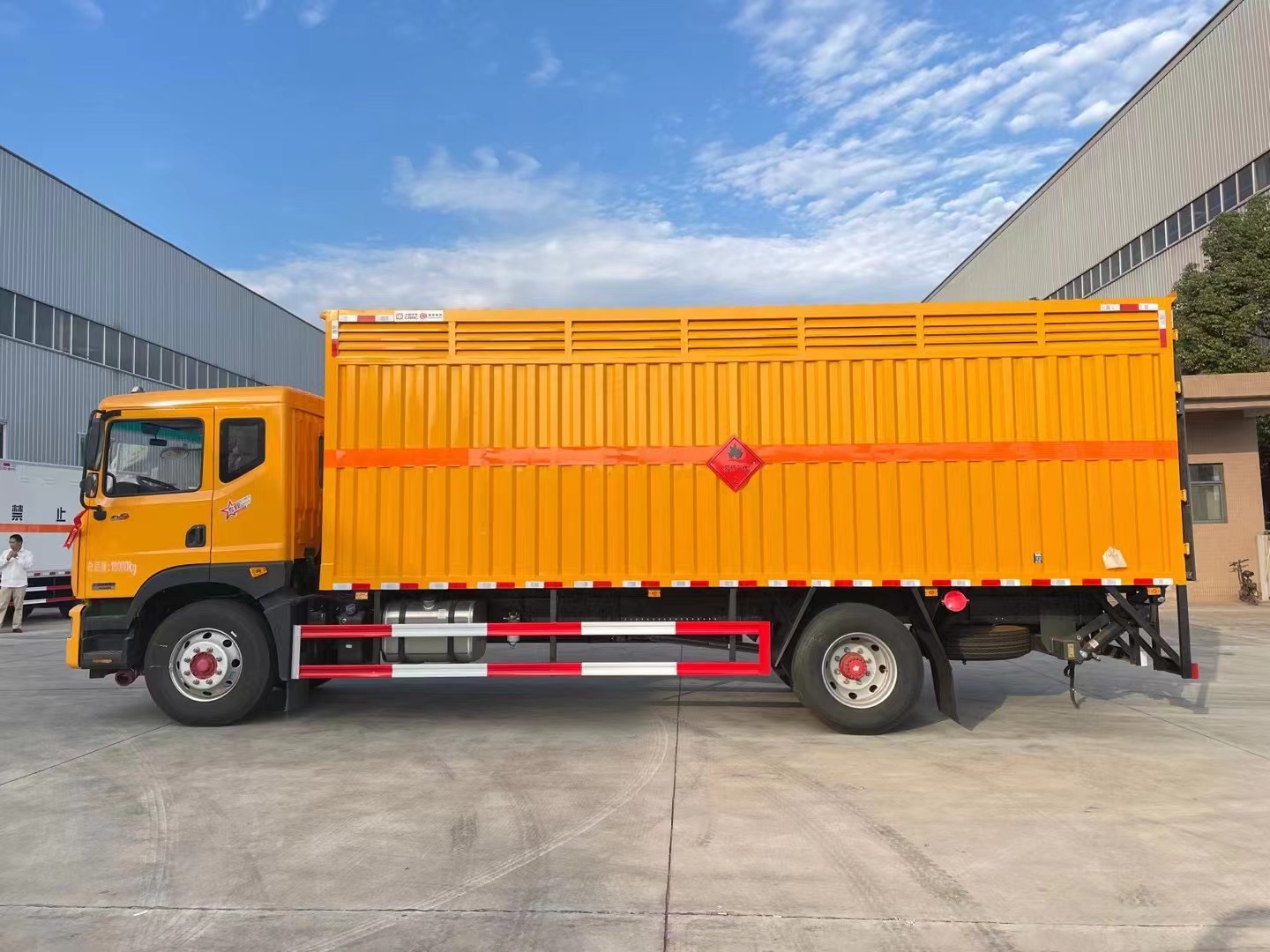 東風多利卡7.6米氣體廂式車