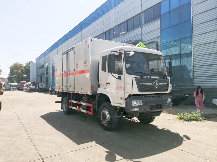 5.1米四驅(qū)爆破器材運輸車