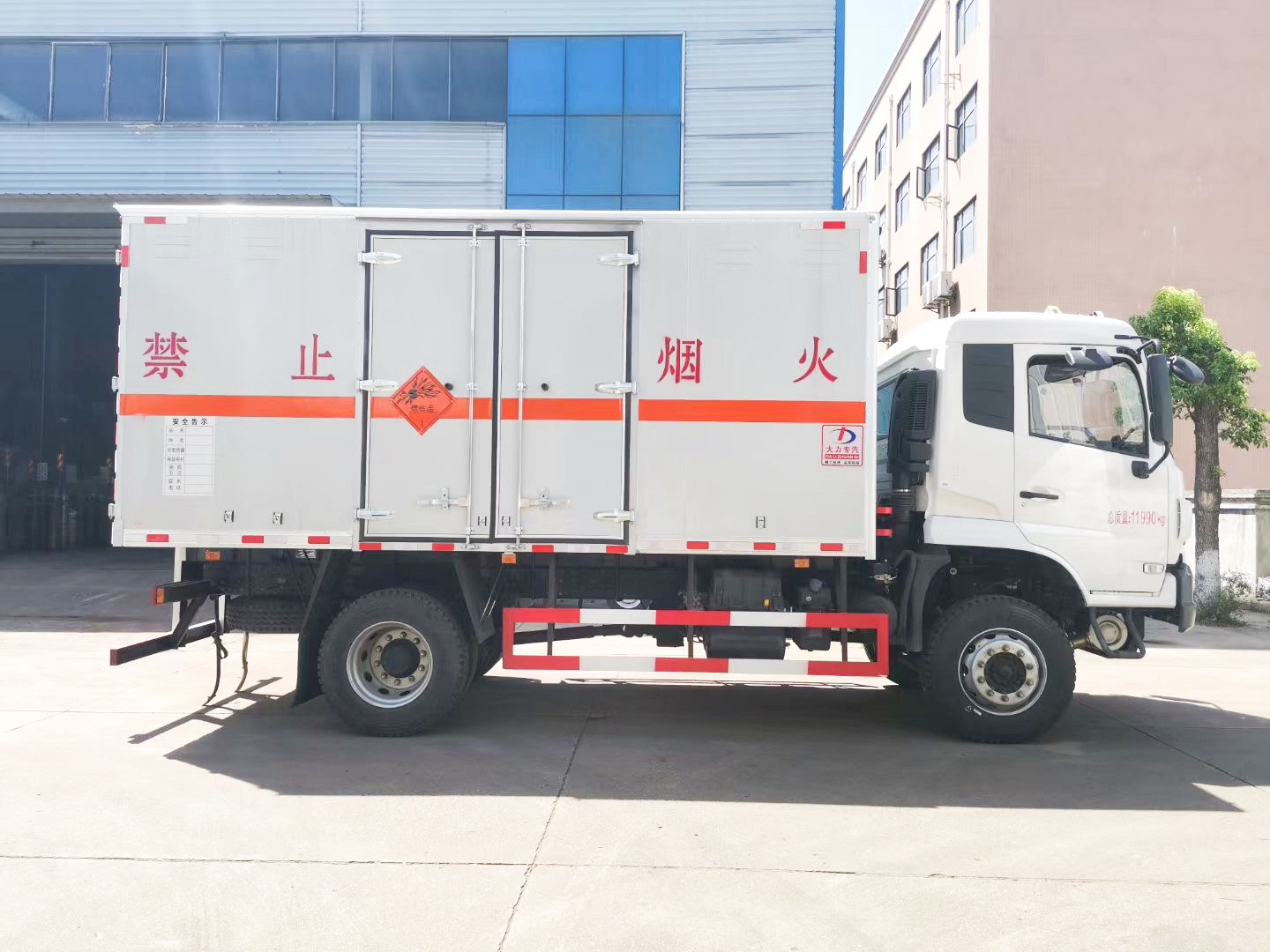 5.1米四驅(qū)爆破器材運輸車